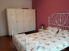 Vand dulap alb 190 cm lungime, 60 cm adancime, 4 usi si o noptiera